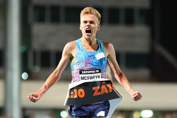 Stewart McSweyn winning the 2017 Zatopek 10 in Melbourne (Getty Images)