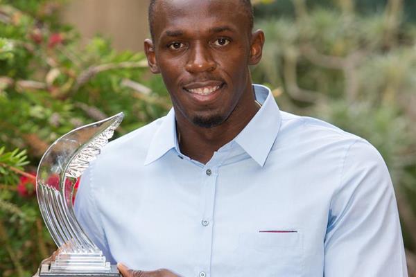 Usain Bolt with his 2013 IAAF World Athlete of the Year award (Philippe Fitte)