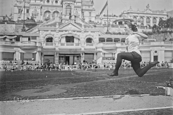 Five-time gold medallist Mary Lines in action at the 1921 Women's Olympiad in Monaco (Gallica)