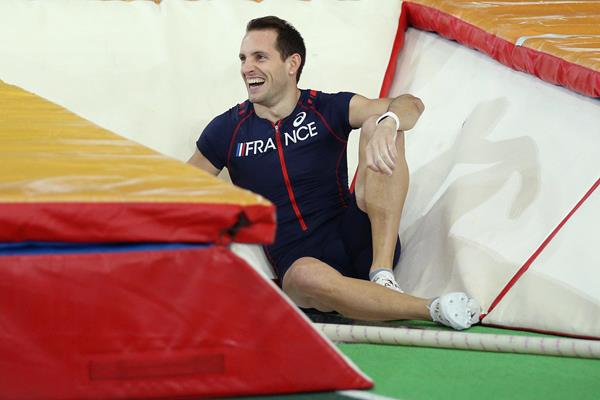 Renaud Lavillenie laughs after falling in the box ()