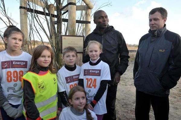 Wilson Kipketer with his plaque on an oak tree in Sopot (fotobank.pl / UMS)