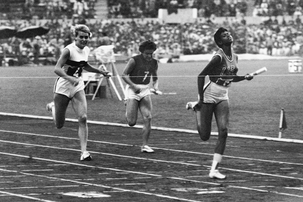 Wilma Rudolph in the 4x100m at the 1960 Olympic Games in Rome (Getty Images)