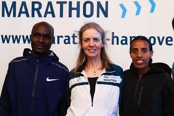 Gilbert Kirwa, race director Stefanie Eichel and Fate Tola in Hannover (Photorun.net)