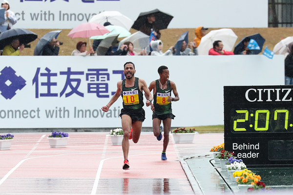 Salah Eddine Bounasr on his way to winning the Lake Biwa Marathon (Victah Sailer)