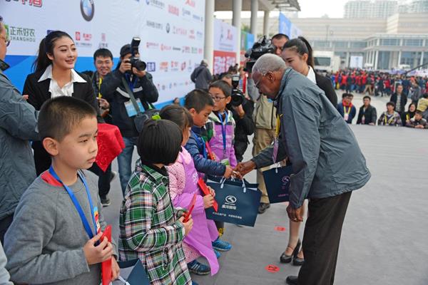 IAAF President Diack awarding prizes to the winners of a children's painting competition ahead of the 2014 Xiamen International Marathon (IAAF)