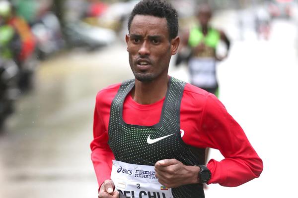 Ali Abdi Gelelchu en route to his victory at the 2018 Florence Marathon (Giancarlo Colombo)