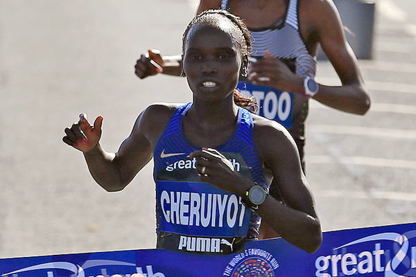 Vivian Cheruiyot crosses the finish line (AFP / Getty Images)