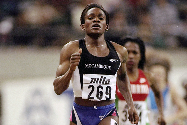 Maria Mutola in action at the 1995 World Indoor Championships (Getty Images)