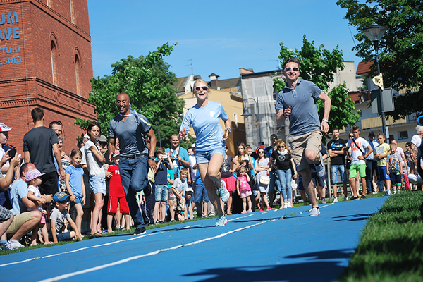 Colin Jackson, Malgorzata Reszka and Marek Plawgo on Mill Island in Bydgoszcz (Grzegorz Kowalski)