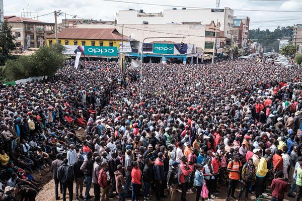 Kenyan fans in Nairobi watch Eliud Kipchoge's run in Vienna (AFP / Getty Images)