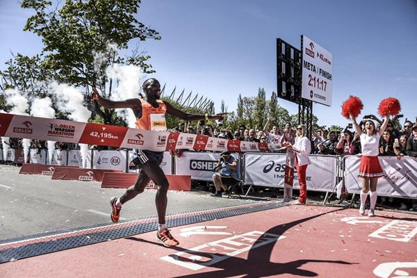 Ezekiel Omullo wins the Warsaw Marathon (Organisers)