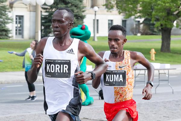 Albert Korir en route to the Ottawa Marathon title (Victah Sailer/organisers)