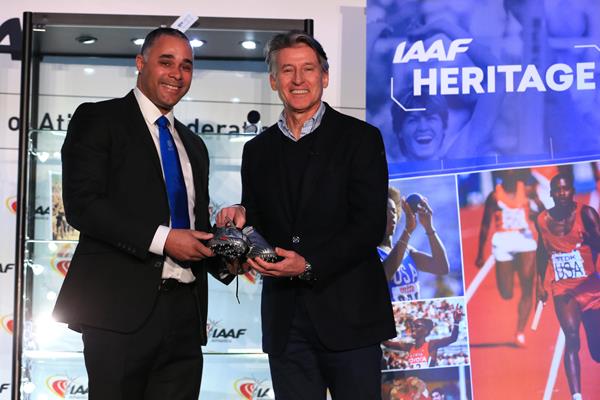 Jason Gardener presents his spikes from the 2004 World Indoor Championships to IAAF President Sebastian Coe (Getty Images)