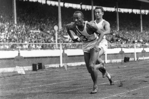 Jesse Owens in action in the 4x100m (Getty Images)
