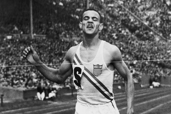 Mal Whitfield on the anchor leg of the USA team that took the 1948 Olympic Games 4x400m gold medal (Getty Images)