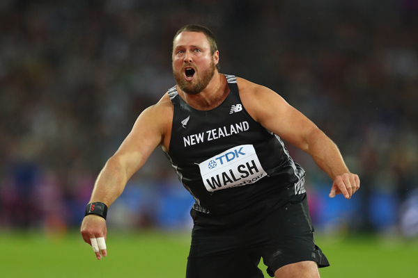 Tom Walsh celebrates shot put gold ()