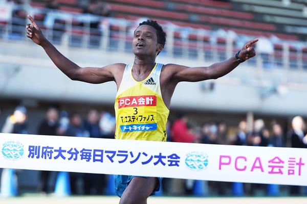 Tewelde Estifanos wins at the 2015 Beppu-Oita Marathon (Getsuriku/Toshihide Higuchi)