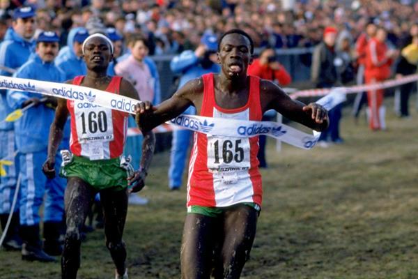 John Ngugi triumphs at the 1987 World Cross Country Championships (Getty Images)