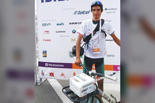 Luis Eduardo Gonzalez, who recorded the air quality at the Mexico City Marathon (Kunak)