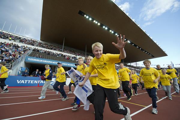 Kids from the Vattenfall Cup parade in Helsinki's Olympic stadium (SUL / Vattenfall)