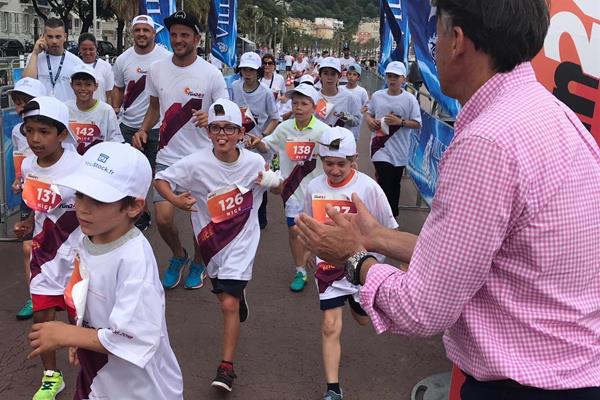 IAAF President Sebastian Coe congratulating young runners in the IAAF Run 24:1 event in Nice (IAAF)