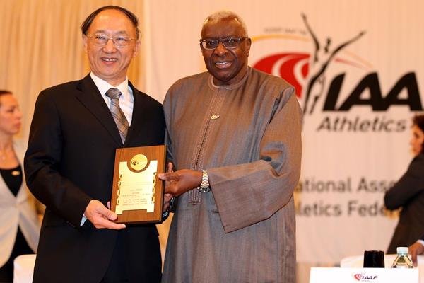 IAAF President Lamine Diack presents Chinese Sports Minister Liu Peng with an IAAF Honorary Plaque (IAAF)