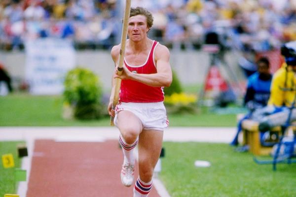 Sergey Bubka in action in the pole vault (Getty Images)