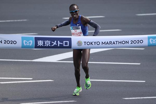 Lonah Chemtai Salpeter winning the Tokyo Marathon (Getty Images)