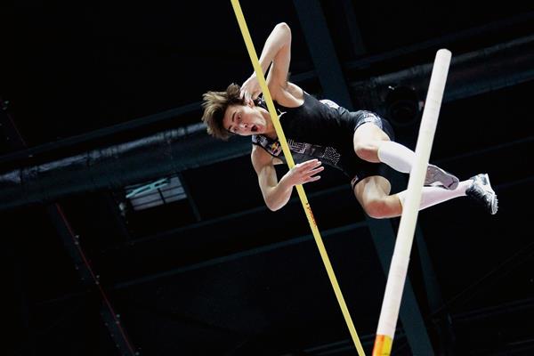 Armand Duplantis scales 6.17m to break the world pole vault record in Torun (Jean-Pierre Durand)