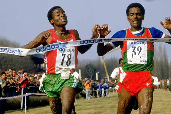 Wilfred Kirochi (left) wins the U20 race at the 1987 World Cross Country Championships (Getty Images)