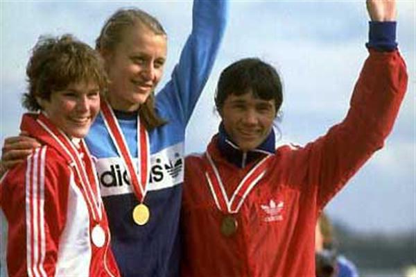 Grete Waitz (NOR) - 1983 World XC (left - Alison Wiley CAN; right Tatyana Pozdnyakova URS) (Getty Images)