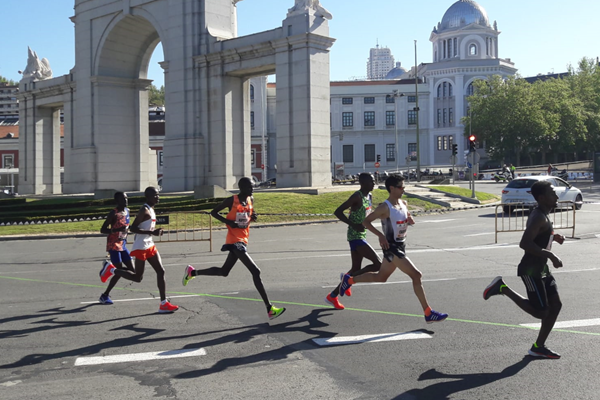 Reuben Kerio (far left) on his way to winning the Madrid Marathon (Mar Valiente)