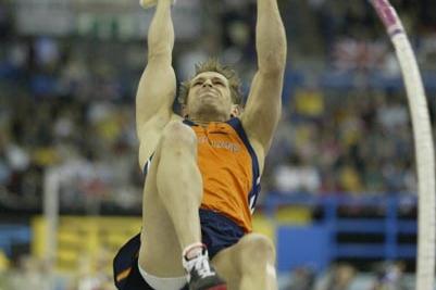 Rens Bolm (NED) in action in the men's pole vault final (Getty Images)