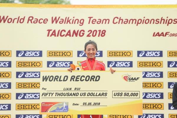 50km race walk winner Liang Rui with her world record cheque at the IAAF World Race Walking Team Championships Taicang 2018 (Getty Images)