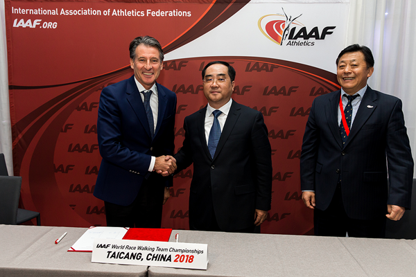 IAAF President Sebastian Coe with the delegation from Taicang (Philippe Fitte / IAAF)