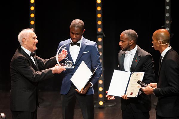 Braima Suncar Dabo is presented with the International Fair Play Award (Philippe Fitte)