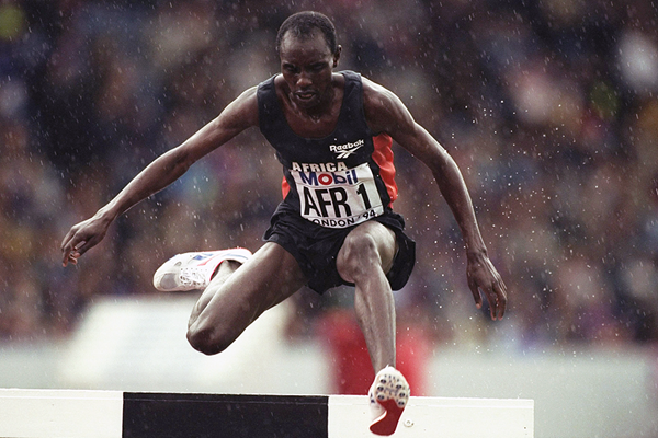 Moses Kiptanui on his way to winning the steeplechase at the 1994 IAAF World Cup in London (Getty Images)