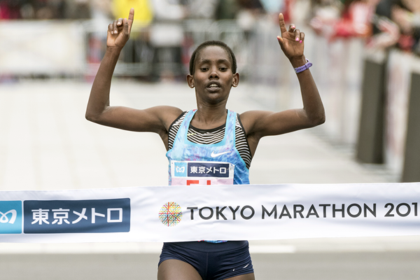 Ruti Aga crosses the finish line at the Tokyo Marathon (AFP / Getty Images)