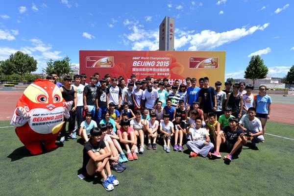 Allen Johnson with Chinese schoolchildren (IAAF World Championships, Beijing 2015 LOC)