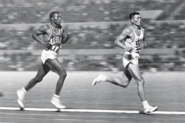 Rafer Johnson and Yang Chuan-kwang in the decathlon 1500m at the 1960 Olympic Games (Getty Images)