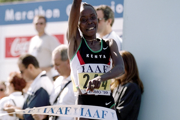 Tegla Loroupe wins her third consecutive world half marathon title in Palermo (Getty Images - Allsport)