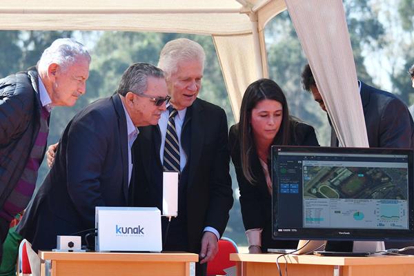 The installation of the air quality monitor at the Mexican Olympic Sports Center's athletics track (COM)