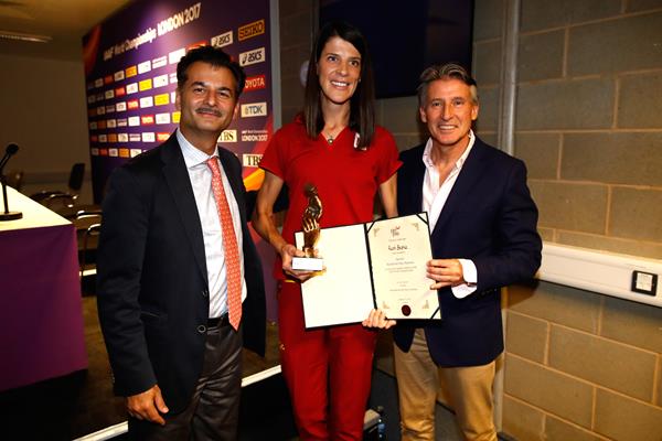 Ruth Beitia, recipient of the World Fair Play award, with IAAF President Sebastian Coe and Sunil Sabharwal (Getty Images)