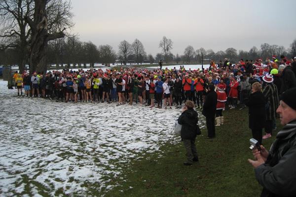 A typical weekly parkrun event during winter in Bushy Park, London (parkrun / David Rowe)