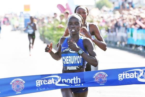 Impressive debut - Vivian Cheruiyot winning the 2016 Great North Run (Mark Shearman)