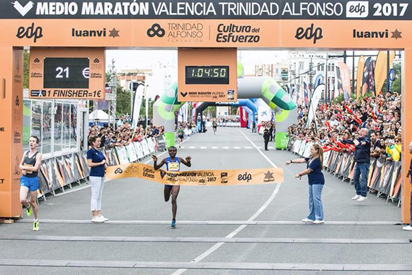 Joyciline Jepkosgei breaks the world half marathon record in Valencia (Organisers)