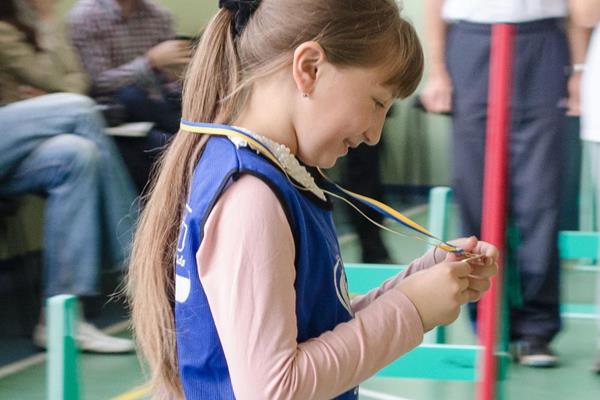 A young athlete collects her medal at the IAAF / Nestlé Kids’ Athletics activation in Lviv, Ukraine (Organisers)