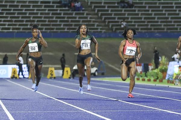 Elaine Thompson (c) en route to victory in Kingston (Athelstan Bellamy)