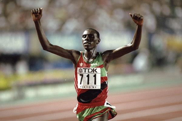 Moses Kiptanui wins the 1991 world steeplechase title (Getty Images)
