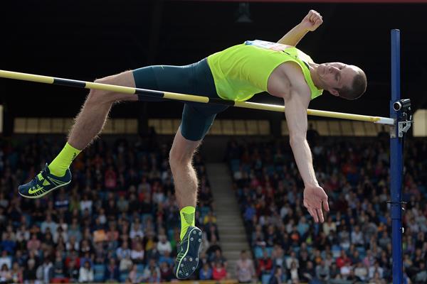 Derek Drouin en el salto de altura en la reunión de la Liga Diamante de la IAAF en Birmingham (Getty Images)
